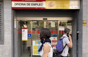 ep dos personas pasan por la oficina de empleo de acacias a 4 de octubre de 2022 en madrid espana