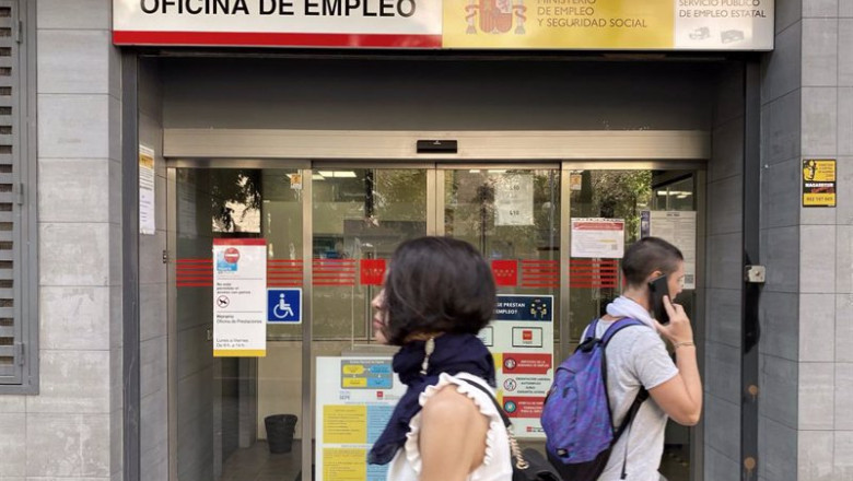 ep dos personas pasan por la oficina de empleo de acacias a 4 de octubre de 2022 en madrid espana ep dos personas pasan por la oficina de empleo de acacias a 4 de octubre de 2022 en madrid espana