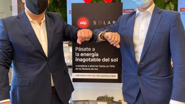ep el director comercial de worten espana gonalo carvalho y el director de edp solar gabriel nebreda