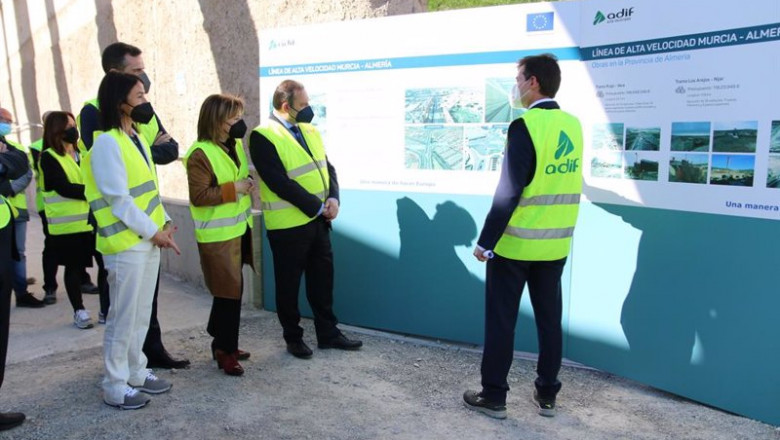El ministro recibe explicaciones sobre la marcha de las obras del soterramiento en El Puche, Almería | RAFAEL GONZÁLEZ-EUROPA PRESS ep el ministro recibe explicaciones sobre la marcha de las obras del soterramiento en el puche