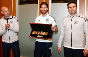 ep el presidente de la rfef luis rubiales y el director deportivo jose francisco molina entregan el