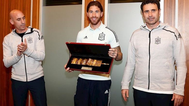 El presidente de la RFEF, Luis Rubiales, y el director deportivo, José Francisco Molina, entregan el brazalete de gran capitán de la selección española a Sergio Ramos | RFEF ep el presidente de la rfef luis rubiales y el director deportivo jose francisco molina entregan el