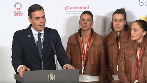 ep el presidente del gobierno en funciones pedro sanchez recibe a la seleccion espanola femenina de