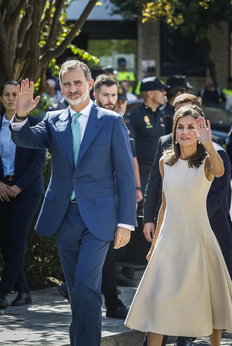 ep el rey felipe vi y la reina letizia saludan al publico a su llegada al archivo general de indias