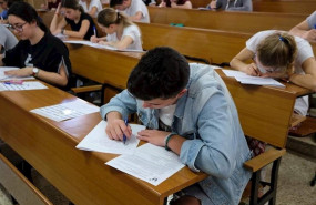 ep estudiante realizando un examen en la universidad de granada