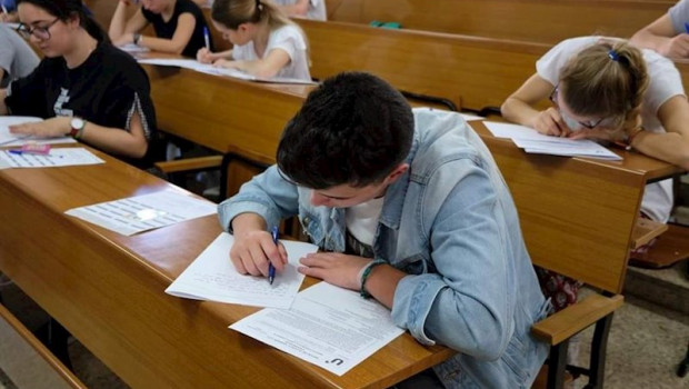ep estudiante realizando un examen en la universidad de granada