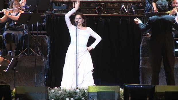 ep isabel pantoja vuelvesevillaun emocionante concierto