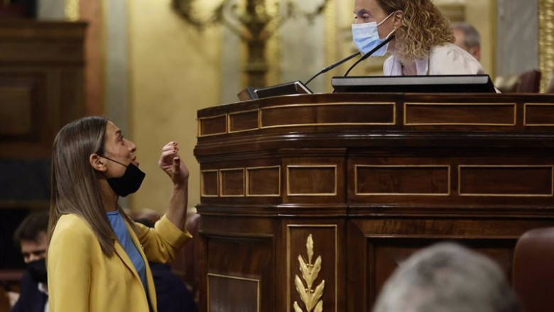 La portavoz de Junts en el Congreso, Miriam Nogueras (i), conversa con la presidenta del Congreso, Meritxell Batet, en una sesión plenaria, en el Congreso | Eduardo Parra - Europa Press ep la portavoz de junts en el congreso miriam nogueras i conversa con la presidenta del congreso