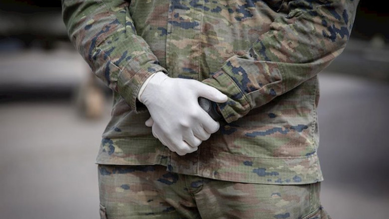 Manos de uno de los militares del ejército protegido con guantes que custodia el pabellón de la Fira de Barcelona | David Zorrakino - Europa Press ep manos de uno de los militares del ejercito protegido con guantes que custodia el pabellon de la