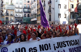 ep miles de personas han abarrotado este viernes la plaza del ayuntamiento de pamplona convocadas
