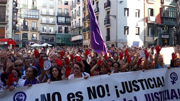 ep miles de personas han abarrotado este viernes la plaza del ayuntamiento de pamplona convocadas