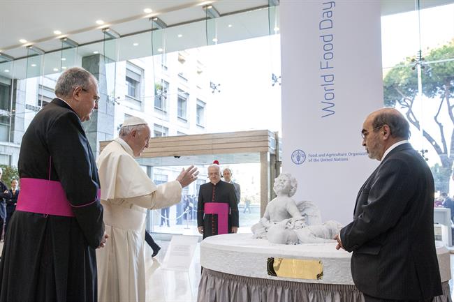 El Papa inaugura una estatua del niño sirio Aylán en la sede de la FAO | FAO/GIUSEPPE CAROTENUTO. ep papa inauguraestatuanino sirio aylanla sedela fao