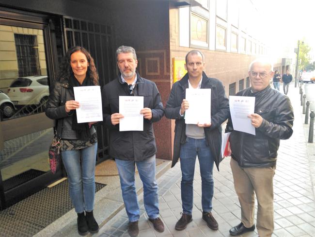 Representantes sindicales en la puerta del Ministerio de Educación | EUROPA PRESS ep representantes sindicalesla puertaministerioeducacion