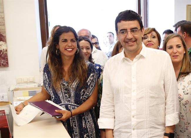 Teresa Rodríguez (Podemos) y Mario Jiménez (PSOE) en el Registro del Parlamento | EUROPA PRESS ep teresa rodriguez podemos y mario jimenez psoe enregistroparlamento 20180118080701
