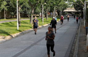 ep transeuntes realizan ejercicio por el parque del rio turia valencia durante su franja horaria