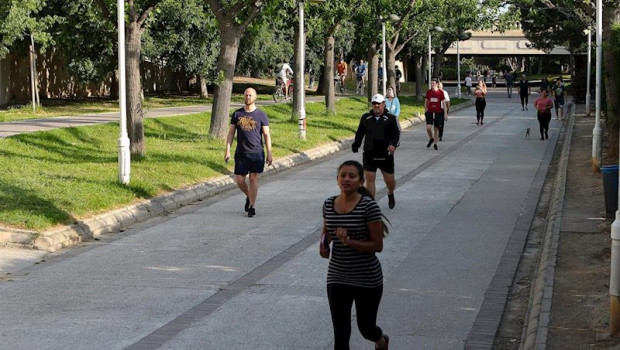 ep transeuntes realizan ejercicio por el parque del rio turia valencia durante su franja horaria