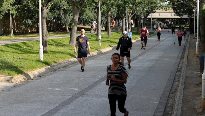 ep transeuntes realizan ejercicio por el parque del rio turia valencia durante su franja horaria ep transeuntes realizan ejercicio por el parque del rio turia valencia durante su franja horaria