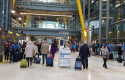 ep turistas haciendo cola en el aeropuerto de barajas