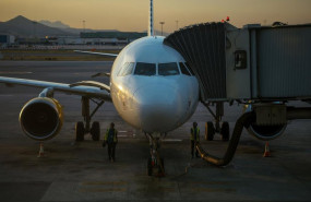 ep un avion en la pista de aterrizaje en el aeropuerto de a coruna a 26 de mayo de 2026 a coruna