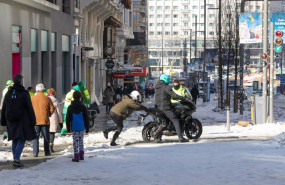 ep un hombre empuja a otro en una moto atascada por el hielo en una calle centrica de madrid