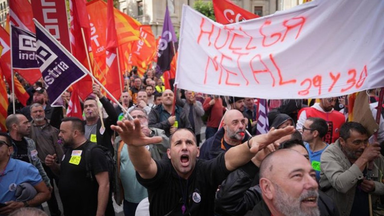 Un millar de trabajadores del metal protesta ante Foment en Barcelona por un nuevo convenio | DAVID ZORRAKINO - EUROPA PRESS ep un millar de trabajadores del metal protesta ante foment en barcelona por un nuevo convenio