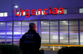 ep un policia local de valdemoro ante la puerta de urgencias antes del homenaje a los servicios