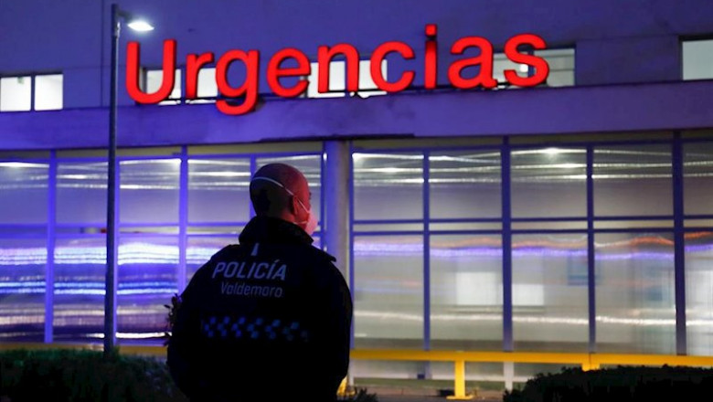 ep un policia local de valdemoro ante la puerta de urgencias antes del homenaje a los servicios
