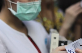 ep una ciudadan se protege con mascarilla del coronavirus
