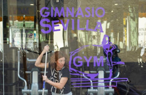 ep una limpiadora refuerza la desinfeccion de un gimnasio para combatir la propagacion del