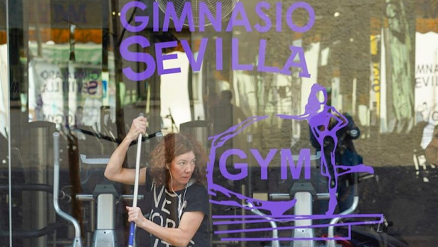 ep una limpiadora refuerza la desinfeccion de un gimnasio para combatir la propagacion del