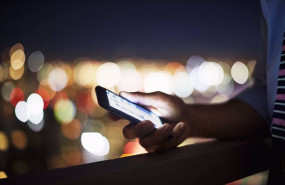 ep una persona utilizando su telefono movil smartphone por la noche ep una persona utilizando su telefono movil smartphone por la noche
