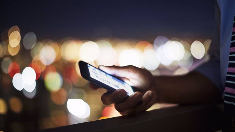 ep una persona utilizando su telefono movil smartphone por la noche