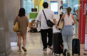 ep varias personas caminan por la t4 del aeropuerto adolfo suarez madrid barajas a 31 de agosto de