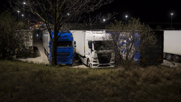 ep varios camiones en la autopista ap 7 cortada a la altura de la jonquera por la protesta de los