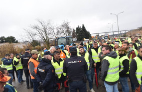 ep agentes de policia nacional dialogan con los agricultores antes de entrar a zaragoza por la