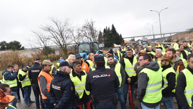ep agentes de policia nacional dialogan con los agricultores antes de entrar a zaragoza por la