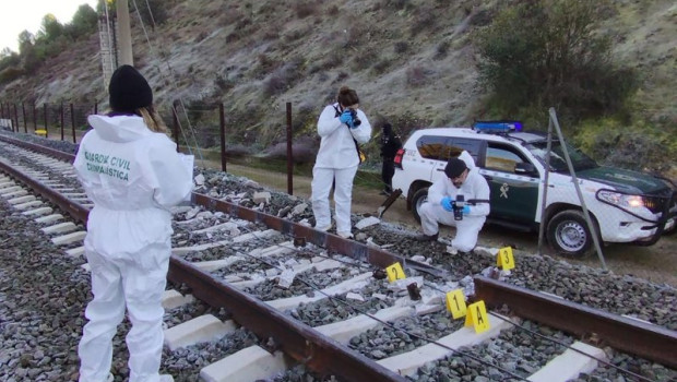 ep archivo   agentes de la guardia civil inspeccionan la via del tren donde descarrilaron dos trenes