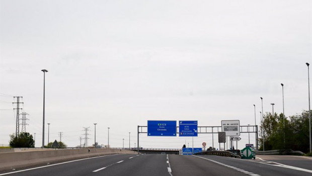 ep archivo   carretera vacia durante el confinamiento de la primavera de 2020