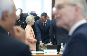ep archivo   la presidenta de la comision europea ursula von der leyen trata con el presidente del
