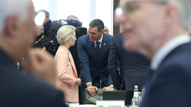 ep archivo   la presidenta de la comision europea ursula von der leyen trata con el presidente del