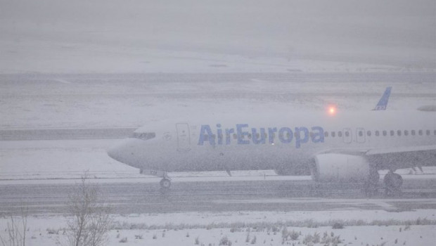 ep archivo   un avion de la compania air europa en el aeropuerto de madrid barajas adolfo suarez en