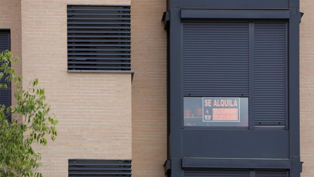 ep archivo   un cartel de se alquila en un edificio