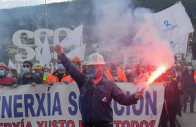 ep archivo   un hombre sostiene una bengala en una manifestacion por el futuro industrial de a