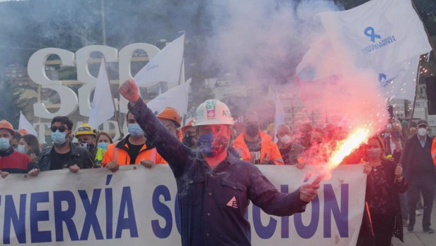 ep archivo   un hombre sostiene una bengala en una manifestacion por el futuro industrial de a
