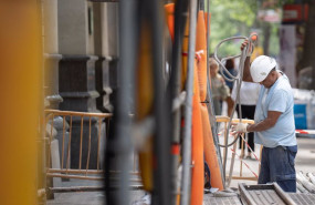 ep archivo   un obrero durante la construccion de una obra a 10 de mayo de 2023 en barcelona