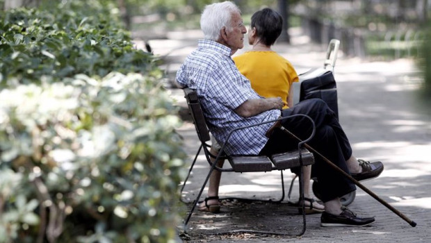 ep archivo   un pensionista descansa en un banco de un parque de madrid en una imagen de archivo