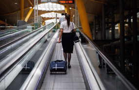 ep archivo   una azafata en las escaleras mecanicas de la terminal 4