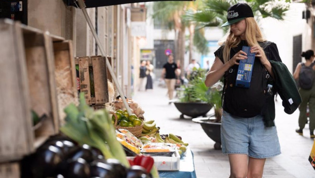 ep archivo   varias frutas expuestas en el exterior de una fruteria a 17 de octubre de 2023 en