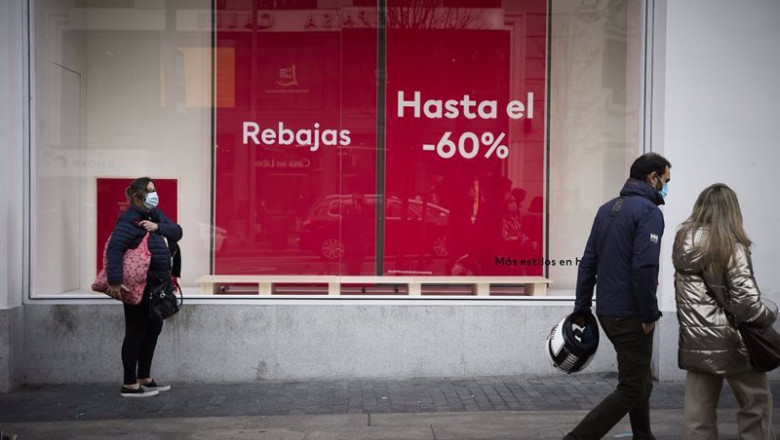 Archivo - Varias personas pasan delante de un escaparate con cartel de rebajas en una calle comercial del centro de Madrid, a 2 de enero de 2022, en Madrid, (España). Comienzan las rebajas de enero que generarán un 14 % más de empleo, sobre todo en logíst | Jesús Hellín - Europa Press - Archivo ep archivo varias personas pasan delante de un escaparate con cartel de rebajas en una calle