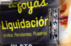 ep archivo   venta de joyas en una feria de stock de mercancias